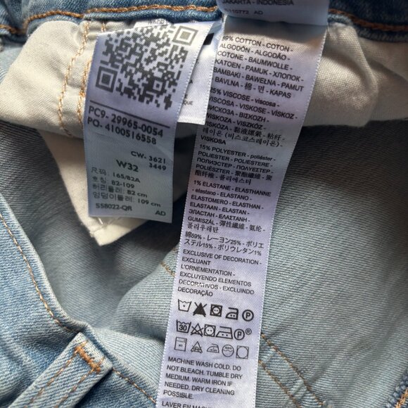 NWT Women's Levi's Mid-Length Shorts Size 14 W32 Light Wash Denim Cuffed Shorts - Picture 4 of 4